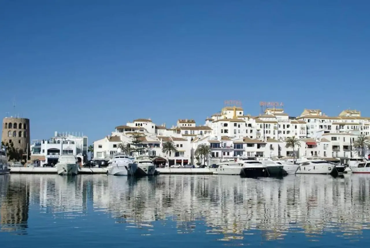La Buena Vida Duplex: Stylish Retreat with Pool Access Near Puerto Banus Apartment Marbella
